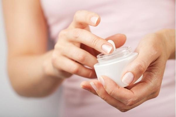 Sử dụng kem trị rạn da sau sinh là phương pháp được nhiều chị em áp dụng